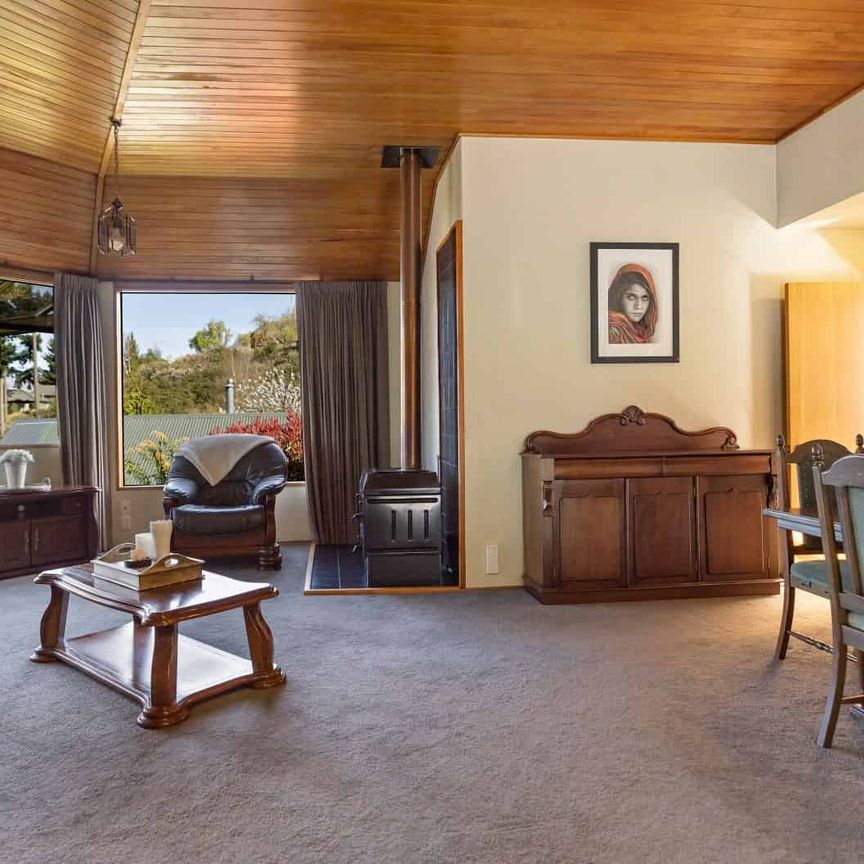 Spacious five-bedroom home - Photo 1