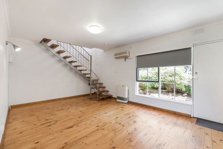 Cozy Townhouse In Prime Location! - Photo 2