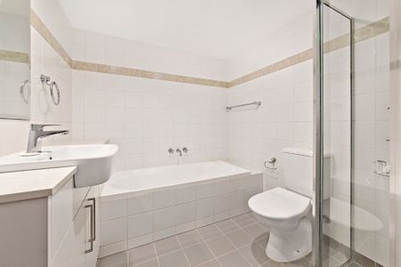 Ultra-Spacious, Central Location **Available 17/12/25 ** - Photo 4