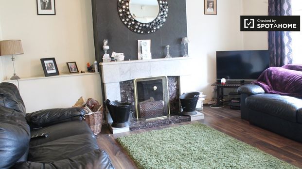 Cozy room to rent in a 3-bedroom house in Crumlin, Dublin - Photo 1