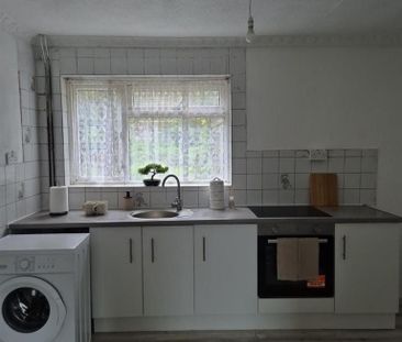 1 bedroom in a flat share to rent - Photo 2