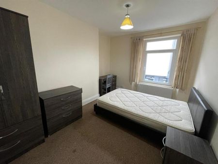 4 bedroom end of terrace house to rent - Photo 2