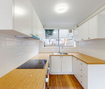 Newly Renovated Apartment & Perfectly Positioned for Convenience! - Photo 1