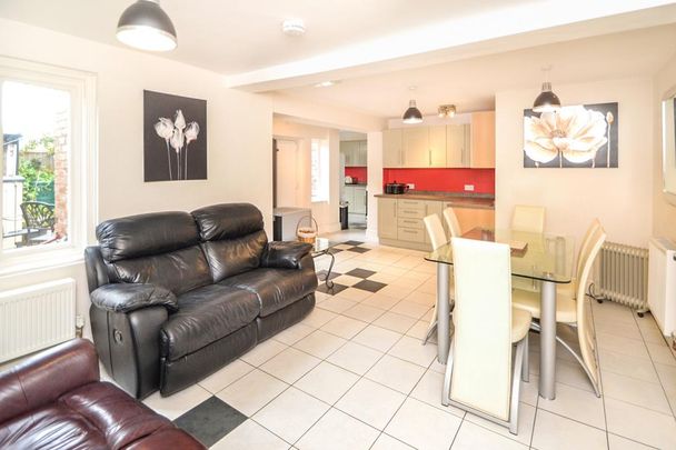 1 bedroom in a house share to rent - Photo 1