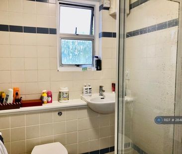 1 bedroom in a house share to rent - Photo 5