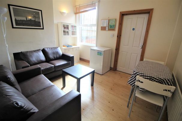 4 bedroom terraced house to rent - Photo 1