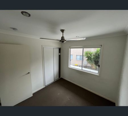 3/112 Wunburra Circle, Pacific Pines, Qld 4211 - Photo 4