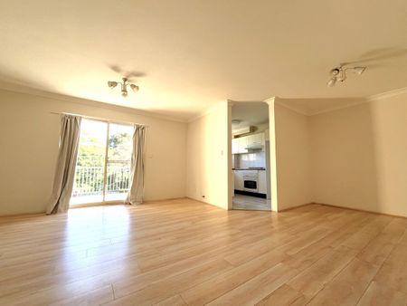 Spacious and Modern 2 Bedroom Apartment - Photo 2