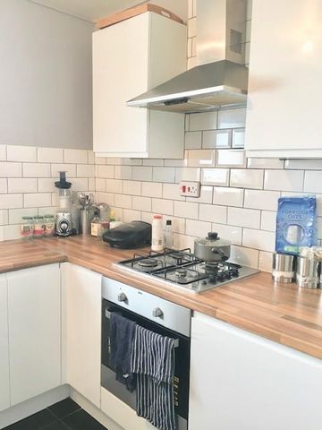 1 bedroom in a house share to rent - Photo 2