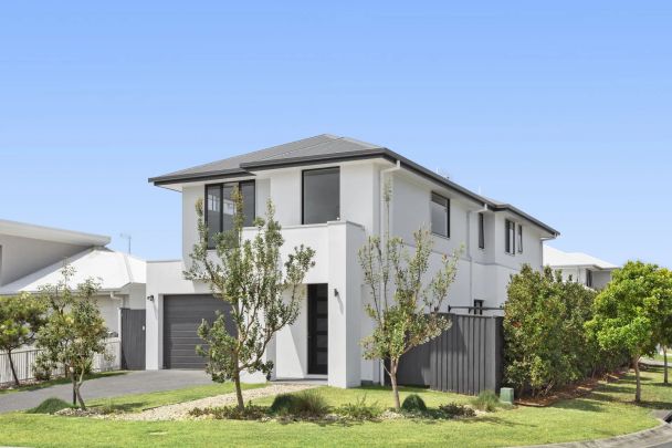 Elegant Family Haven in Harmony - Photo 1