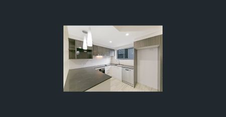 MODERN TOWNHOUSE CLOSE TO WESTFIELD CARINDALE - Photo 5