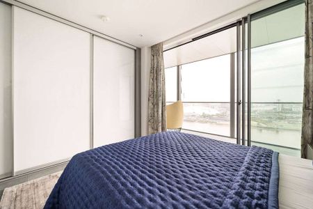 Superbly presented 3 double bedroom, 3 bathroom apartment to rent on the edge of the Canary Wharf Estate. - Photo 4