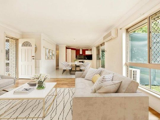 Lowset brick home on a generous block in a quiet cul-de-sac - Photo 1