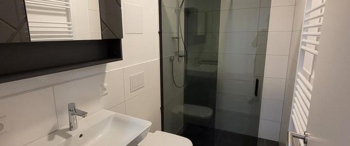 KFW 55_ 2-Zimmer-Wohnung mit große Trasse und Einbauküche in Holz - Foto 1