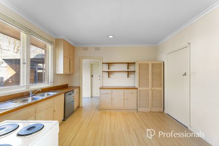 Comfortable Family Living in Brentwood Secondary School Zone - Photo 3