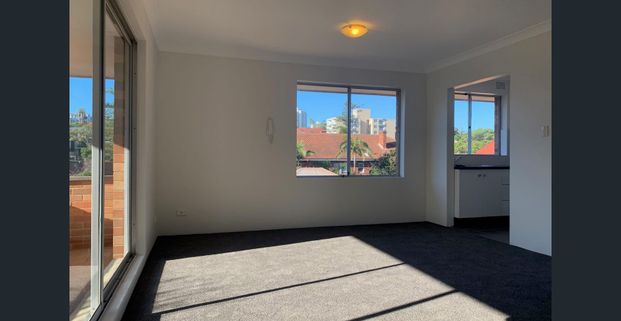 Bright Top-Floor 1 Bedroom in Prime Manly Location - Photo 1