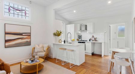 Charming Kingsland Cottage - Sunny, Stylish & City-Fringe Living - Photo 3