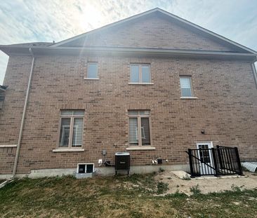 For Lease - 2300 Grainger Loop, Innisfil, Ontario - Photo 4