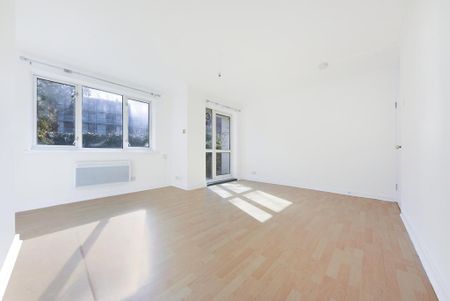 3 bedroom flat to rent - Photo 3