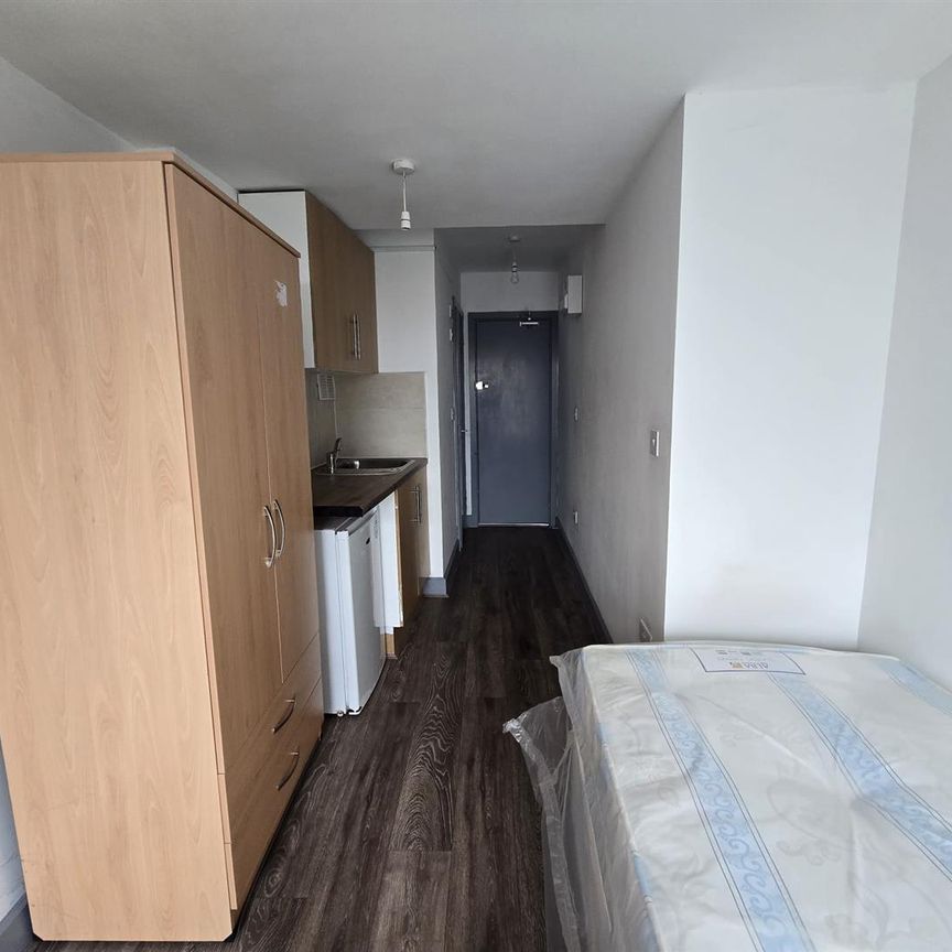 Conway Crescent, Perivale, Greenford UB6, London - Photo 1