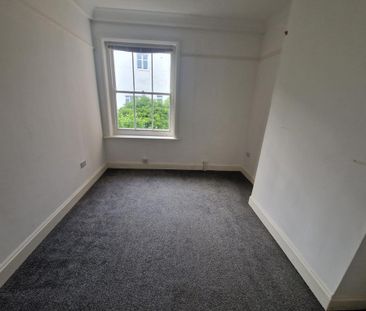 3 bedroom flat to rent - Photo 4