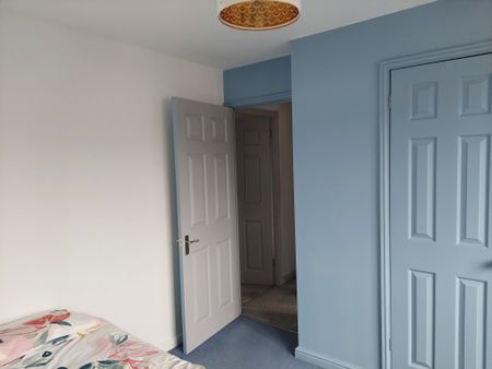 A Bright Room in a Modern House for Rent in Chesterfield - Photo 3