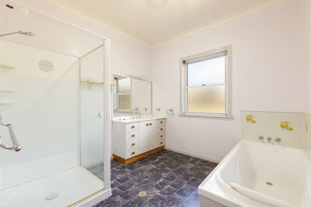 2 Riethmuller Road, Glenvale - Photo 5