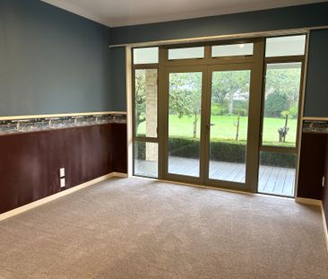 Large Executive Home - Photo 3