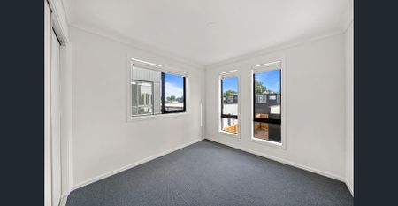 Modern 4-Bedroom Home with 3 Bathrooms in Wollert - Photo 3