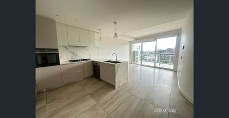 Two-Bedroom, Two-Bathroom Apartment with Balcony - Photo 3