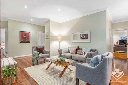 Furnished four bedrooms house at front of Park, Heart of Toowong - Photo 2