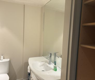 Modern Partially Furnished Apartment - Tauranga Central - Photo 3