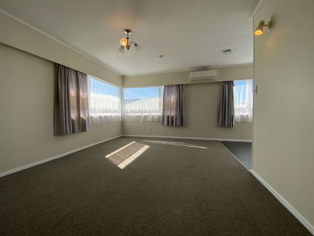 Charming Family Home in Te Atatu Peninsula - Photo 5