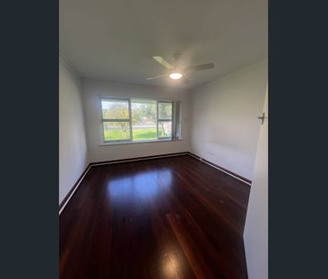 3 x1 Family home with spacious yard - POOL NOT INCLUDED - Photo 2