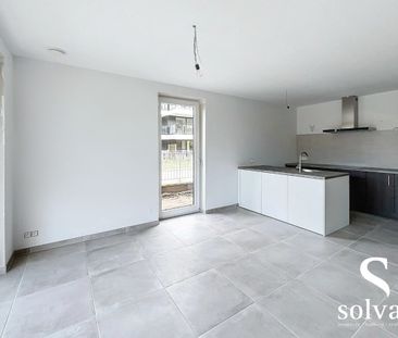 Ruim nieuwbouwappartement met éénslaapkamer op gelijkvloers te cent... - Photo 1