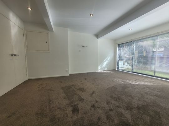 Large spacious 5 Bedroom home - Photo 1