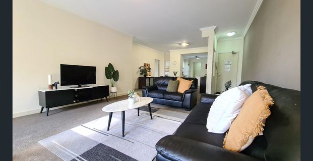 FULLY FURNISHED LARGE 3 BEDROOM - Fully Furnished & Equipped with all appliances, crockery, cookware, utensils, linen and more! - Photo 1