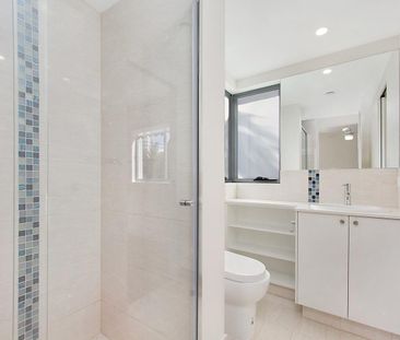 Modern Third Floor Apartment - Photo 2