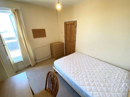 4 bedroom terraced house to rent - Photo 4