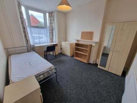 4 Bed Student Accommodation - Photo 3