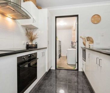 MODERN FAMILY HOME IN QUIET CULDESAC WITH 4 BEDROOMS AND 2 LIVING A... - Photo 3