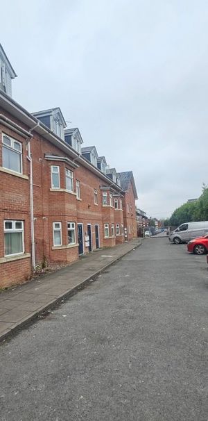 Apartmen, Laindon Road, Manchester, M14 - Photo 2