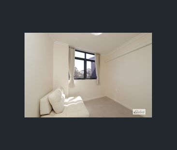 Furnished Spacious Two Bedroom Apartment - Photo 2