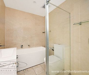 Luxury 3 Bedroom Apartment - Photo 1