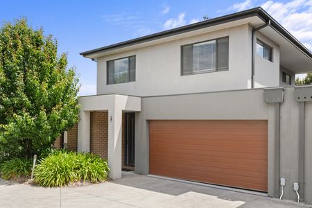 Modern Low Maintenance Family Home Only Minutes From Lucas Shopping Centre. - Photo 3