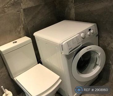 1 bedroom in a flat share to rent - Photo 4