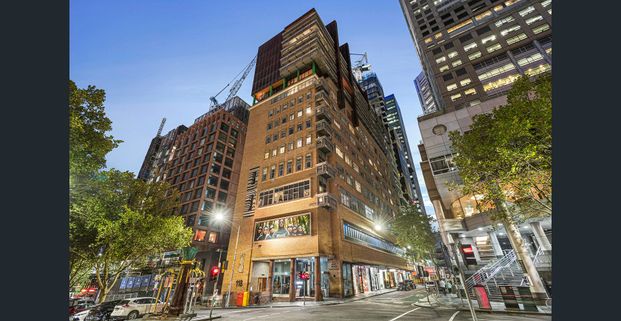 Prestige and Convenience in the Heart of Melbourne - Photo 1