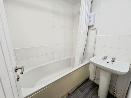 3 bedroom Flat To Let - Photo 3