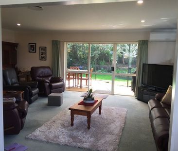 Beautiful 4 bed rooms Family home in Orewa - Photo 2
