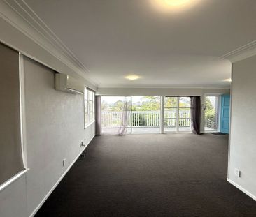 Sky Tower Views & Westgate Convenience � 3-Bedroom Massey Gem - Photo 2